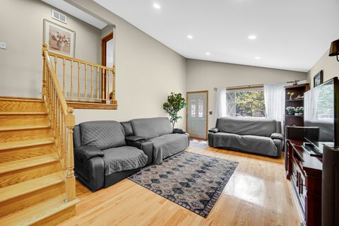 Tiny photo for 557 W Crockett Avenue, Elmhurst, IL 60126 (MLS # 12628053)