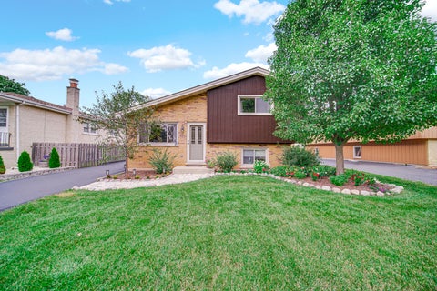 Photo of 557 W Crockett Avenue, Elmhurst, IL 60126 (MLS # 12628053)