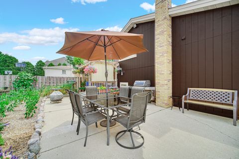 Tiny photo for 557 W Crockett Avenue, Elmhurst, IL 60126 (MLS # 12628053)
