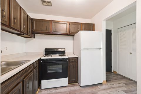 Tiny photo for 16W540 Lake Drive #9-104, Willowbrook, IL 60527 (MLS # 12467042)