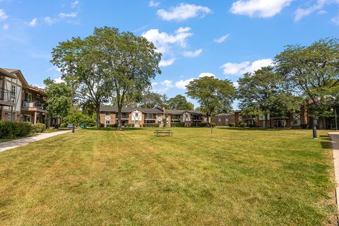 Tiny photo for 16W540 Lake Drive #9-104, Willowbrook, IL 60527 (MLS # 12467042)