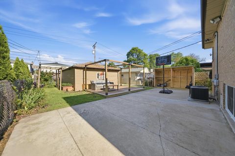 Tiny photo for 7506 Kilbourn Avenue, Skokie, IL 60076 (MLS # 12661588)