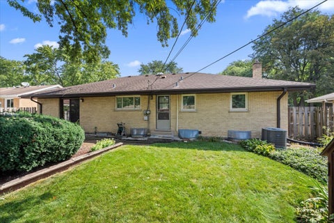 Tiny photo for 1420 N Hickory Avenue, Arlington Heights, IL 60004 (MLS # 12748355)