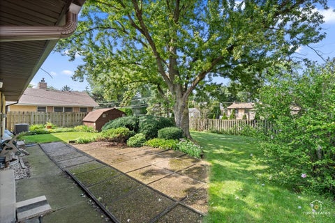 Tiny photo for 1420 N Hickory Avenue, Arlington Heights, IL 60004 (MLS # 12748355)