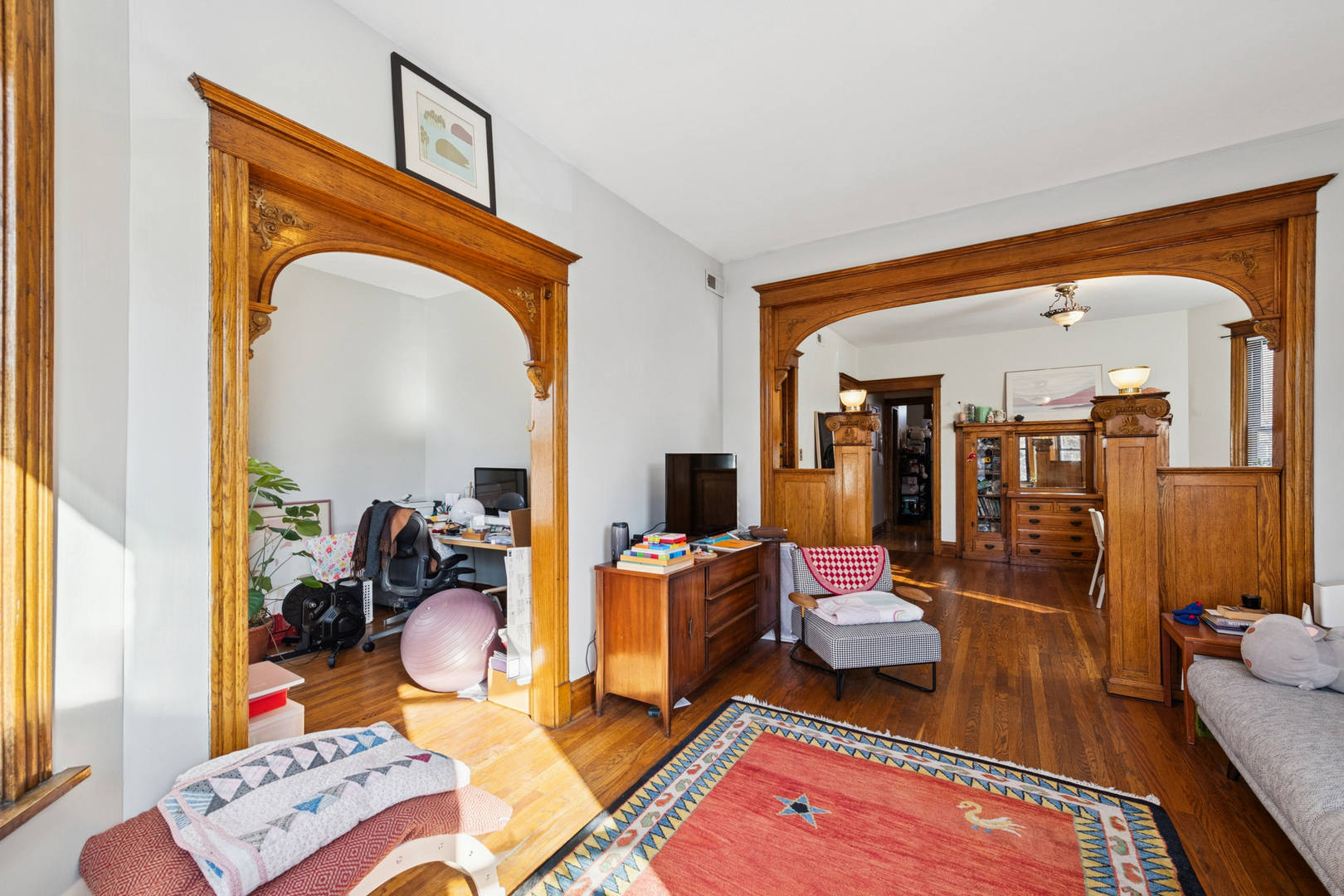 1049 N Oakley Boulevard