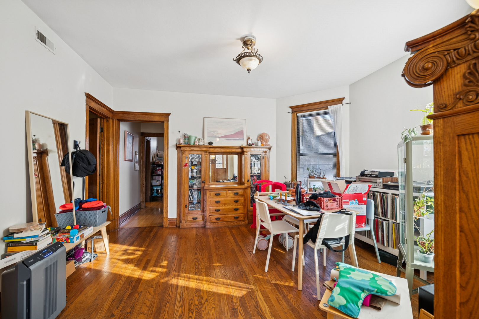 1049 N Oakley Boulevard