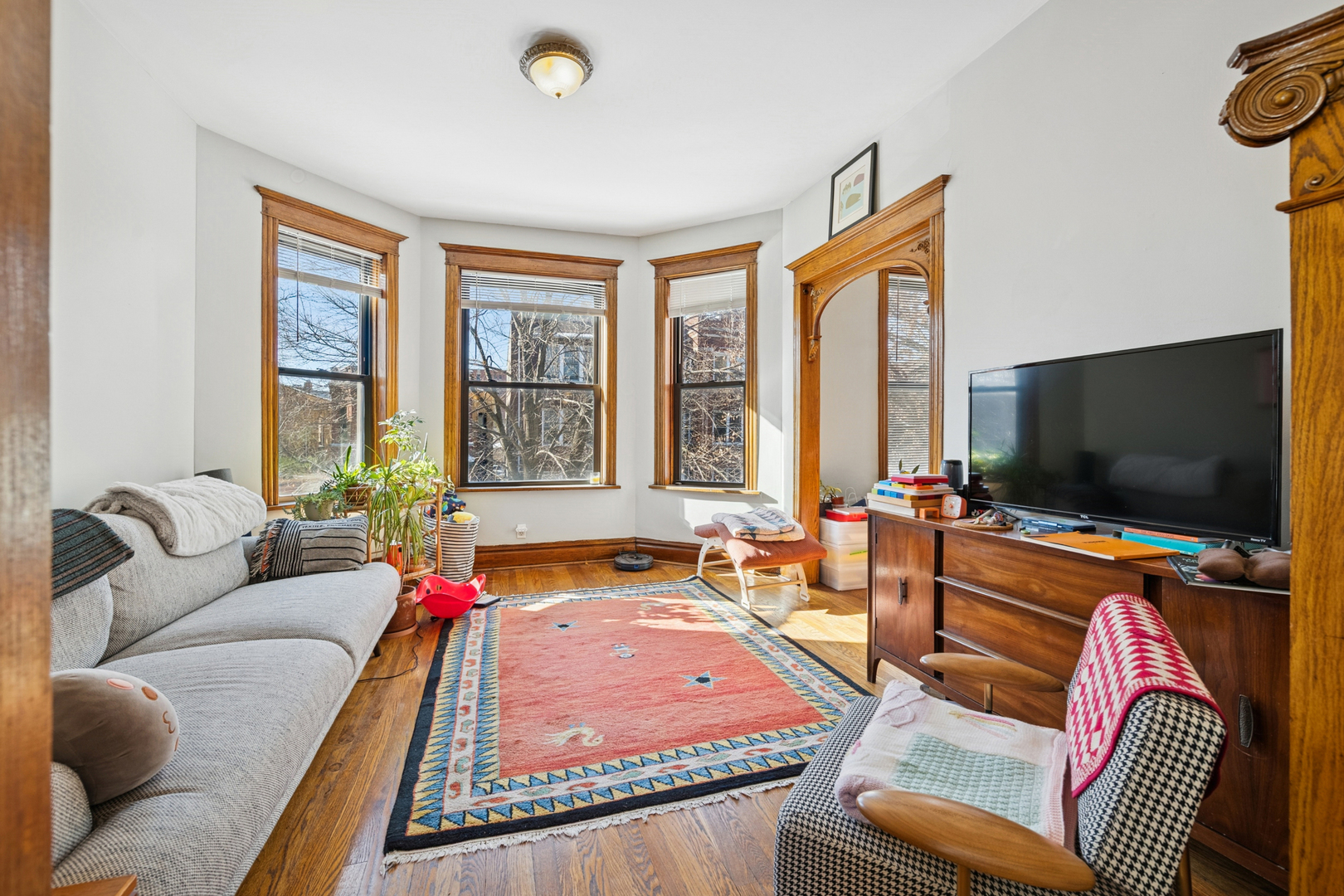 1049 N Oakley Boulevard