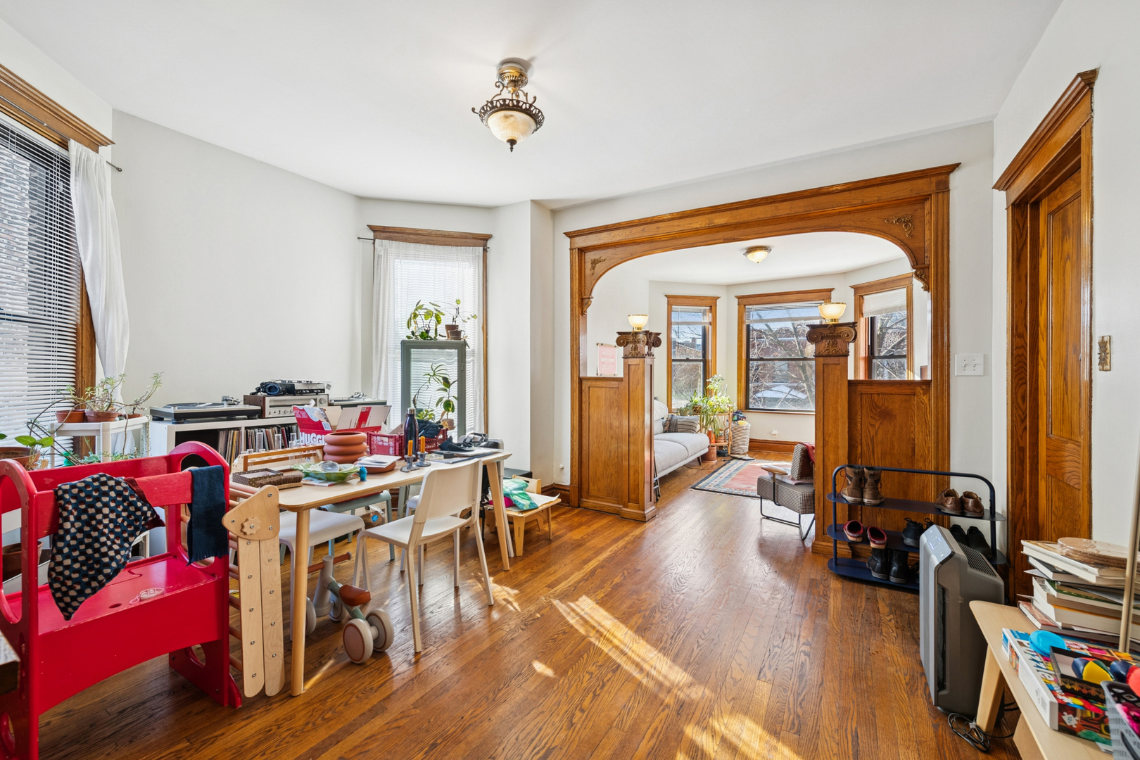 1049 N Oakley Boulevard