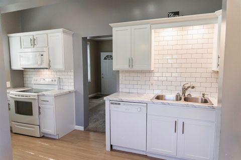 Tiny photo for 2049 Chestnut Street, Quincy, IL 62301 (MLS # 100539025)