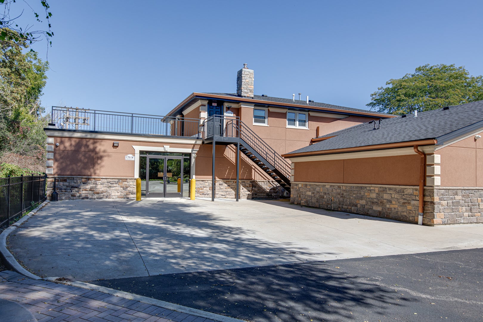 170 W Roosevelt Road