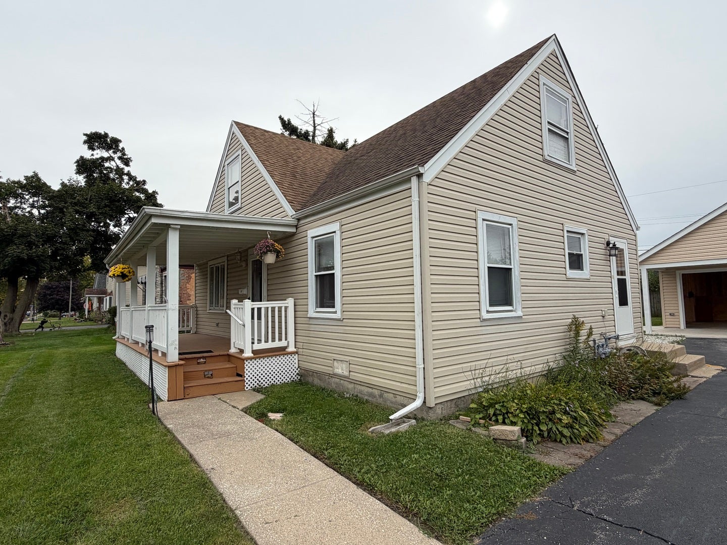 221 E Dickens Avenue