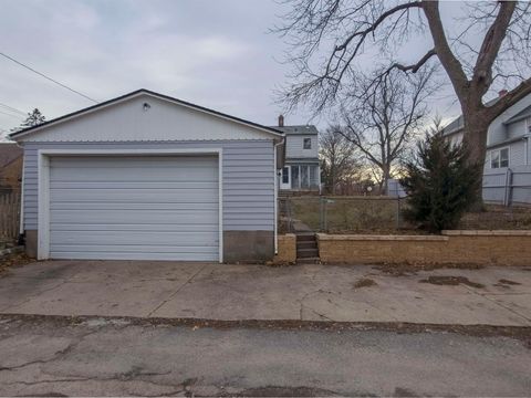 Tiny photo for 408 E 29th St Street, Davenport, IA 52803 (MLS # 100000312)