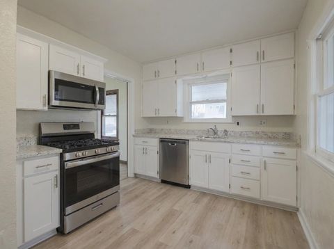 Tiny photo for 408 E 29th St Street, Davenport, IA 52803 (MLS # 100000312)