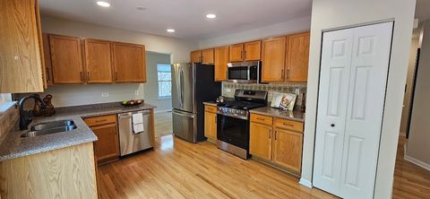 Tiny photo for 450 Rosewood Crossing, Lindenhurst, IL 60046 (MLS # 12640641)