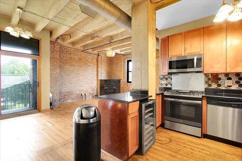 Tiny photo for 809 E 40th Street #4-4, Chicago, IL 60653 (MLS # 12548594)