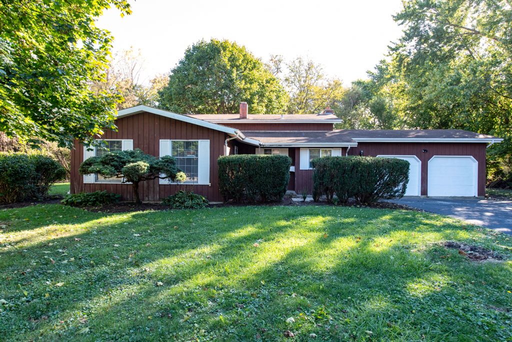 Photo for 16675 W Applewood Court, Gurnee, IL 60031 (MLS # 12499118)