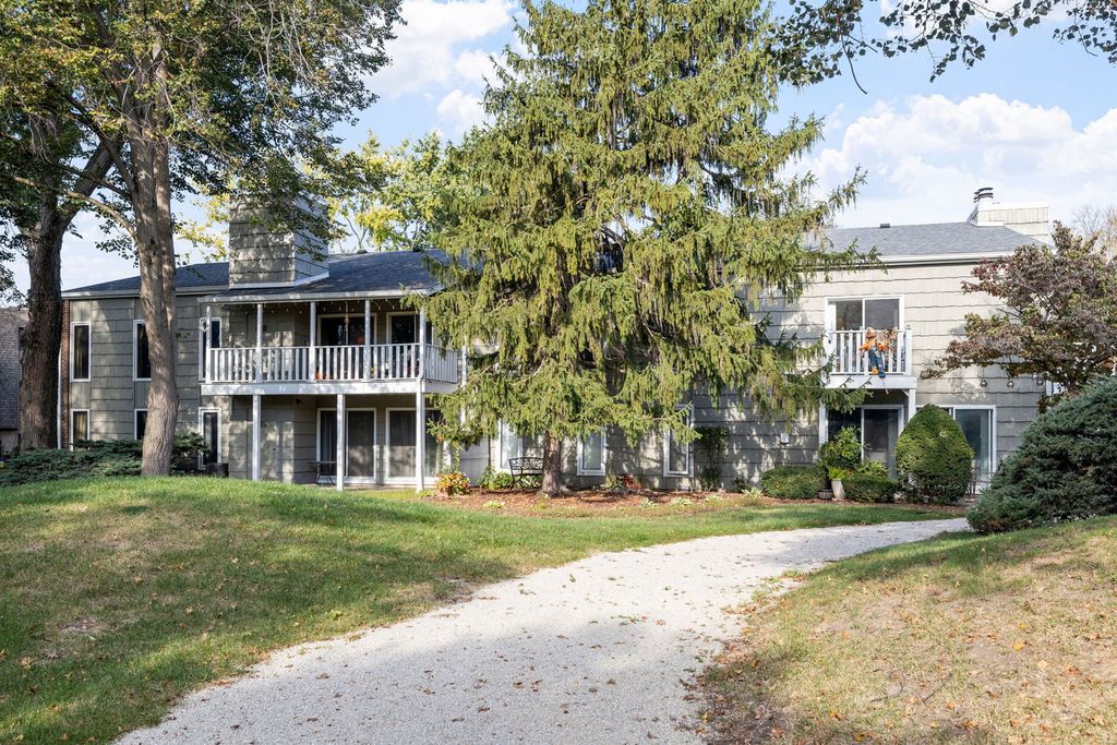 Photo for 1420 Stonebridge Trail #1-3, Wheaton, IL 60189 (MLS # 12500794)