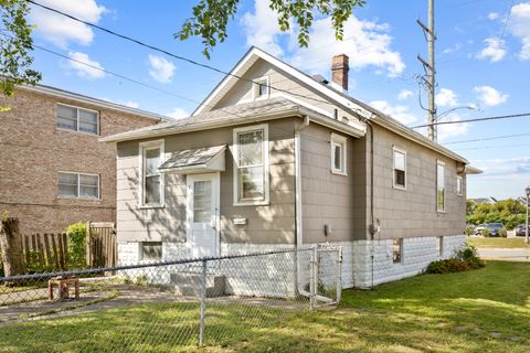 Tiny photo for 4601 Eberly Avenue, Brookfield, IL 60513 (MLS # 12476432)