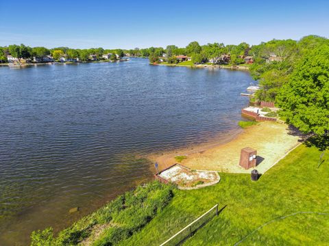 Tiny photo for 2004 Sprucewood Lane, Lindenhurst, IL 60046 (MLS # 12649564)