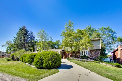Tiny photo for 2004 Sprucewood Lane, Lindenhurst, IL 60046 (MLS # 12649564)