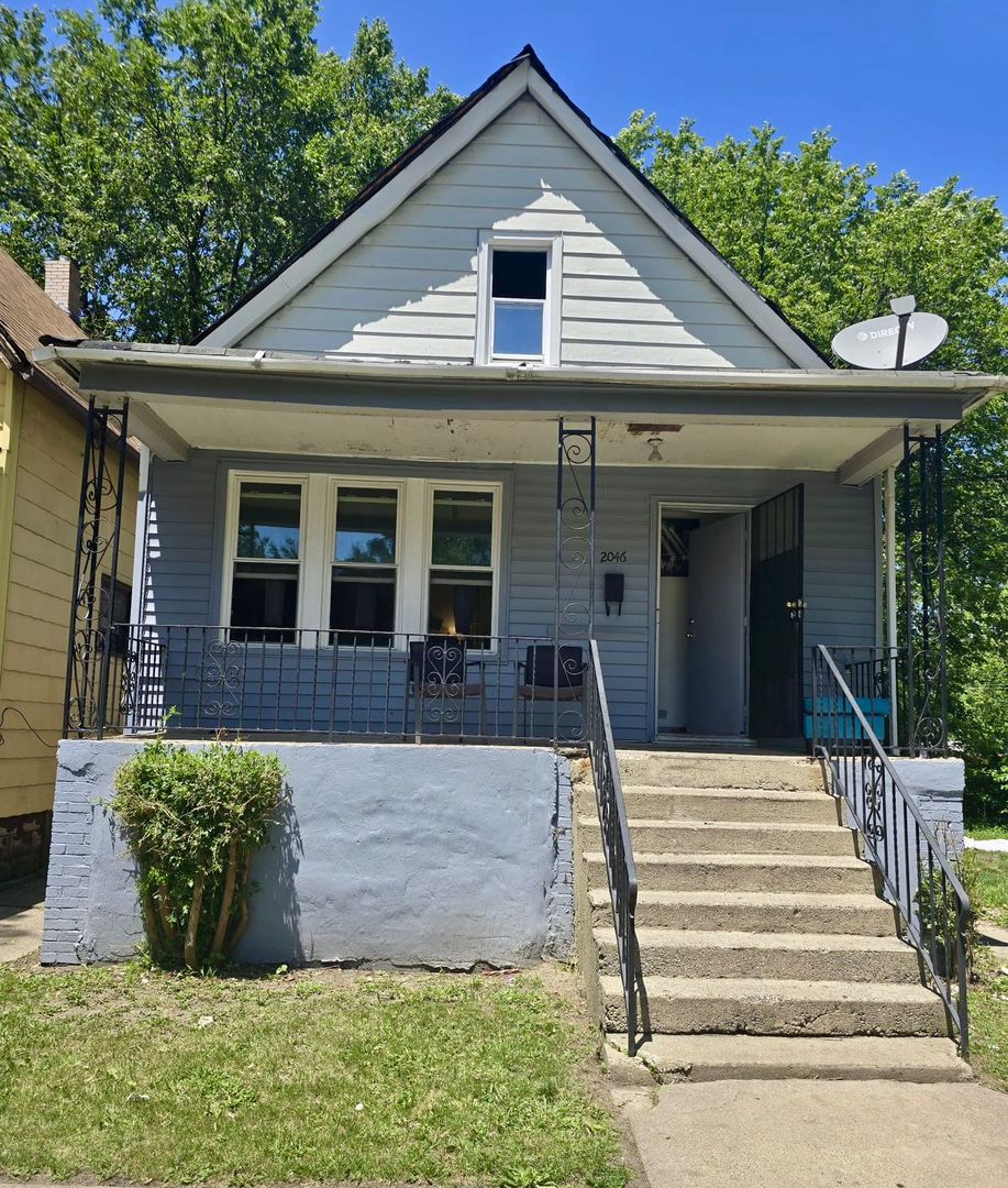 2046 W 69th Place