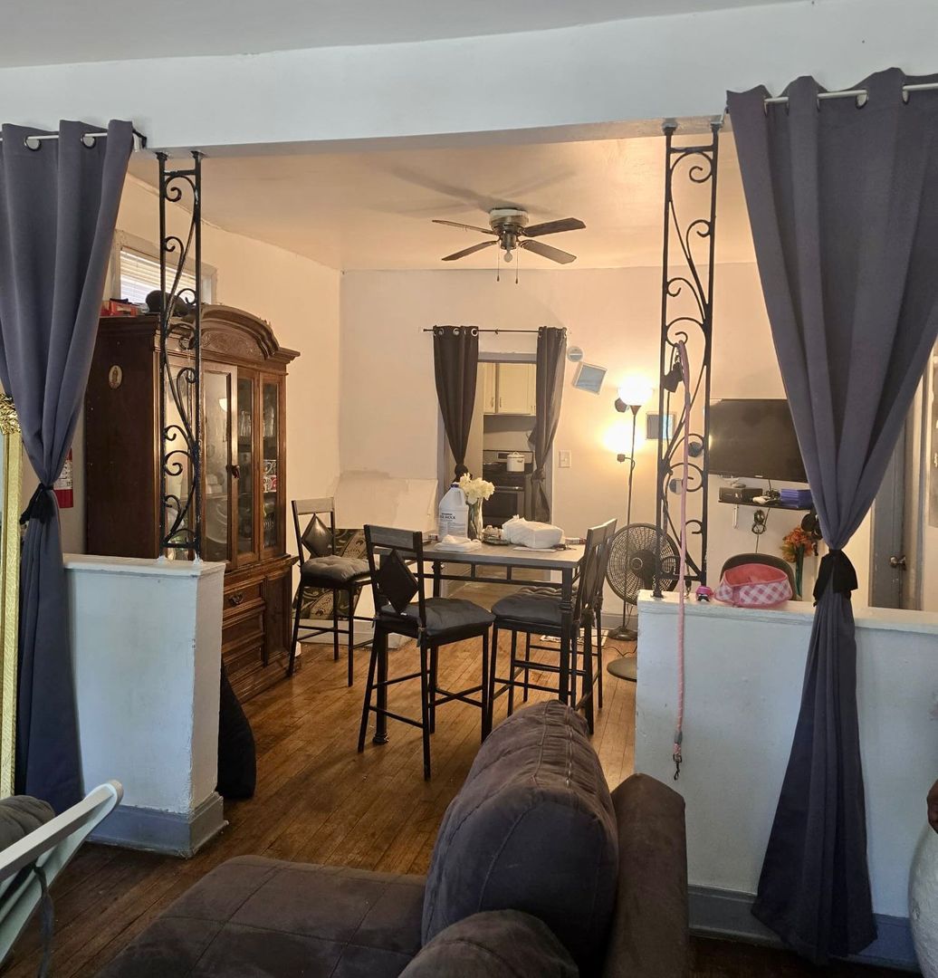 2046 W 69th Place