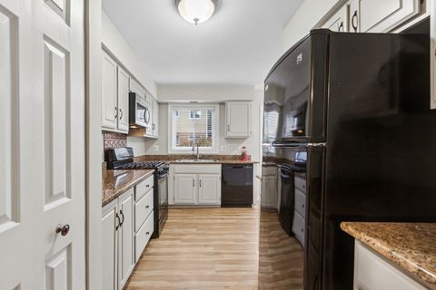 Tiny photo for 724 Maplewood Court #B, Willowbrook, IL 60527 (MLS # 12574464)