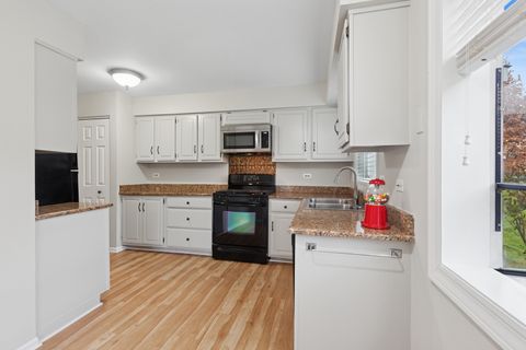 Tiny photo for 724 Maplewood Court #B, Willowbrook, IL 60527 (MLS # 12574464)