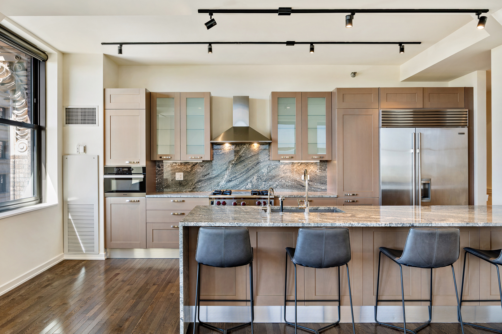 6 N Michigan Avenue 1103