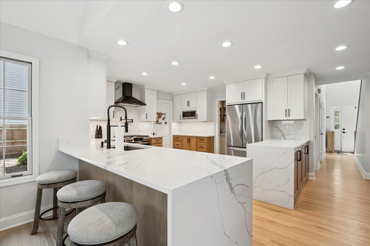 658 Lexington Square W