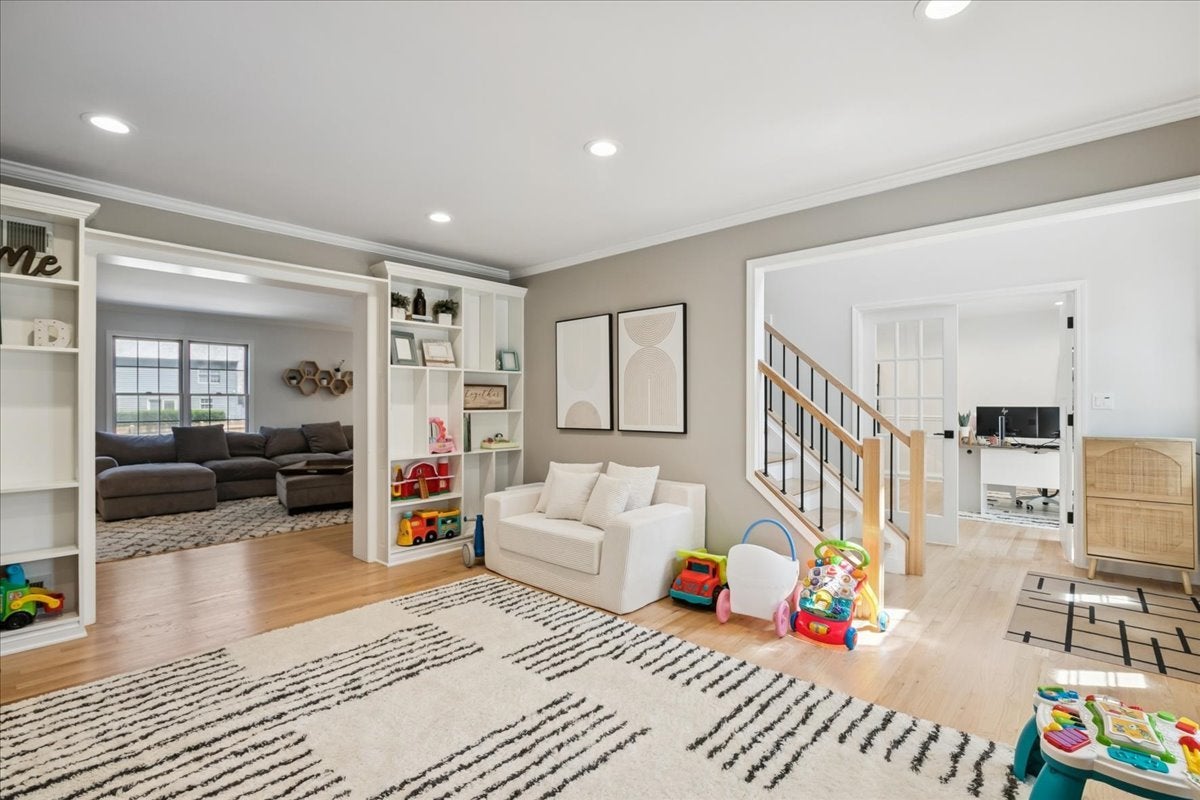 658 Lexington Square W