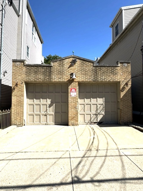 2742 N Kenmore Avenue