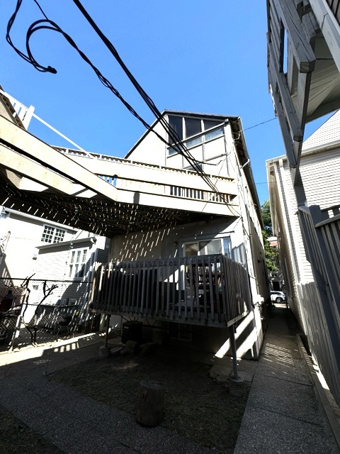 2742 N Kenmore Avenue