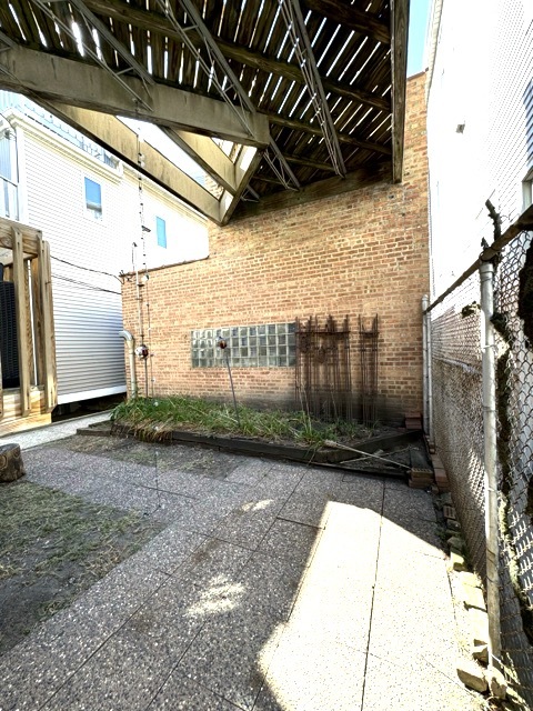 2742 N Kenmore Avenue