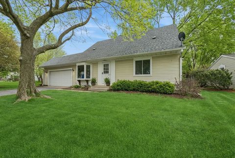 Photo of 39 Boxwood Lane, Cary, IL 60013 (MLS # 12627877)
