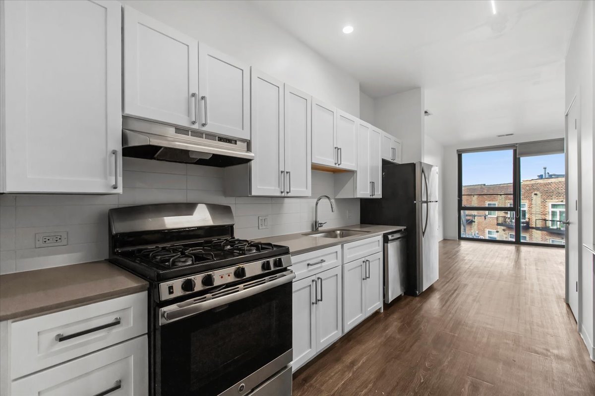830 N Milwaukee Avenue 202