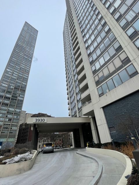Photo of 3930 N Pine Grove Avenue #2405, Chicago, IL 60613 (MLS # 12532382)