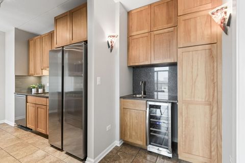 Tiny photo for 515 MAIN Street #802, Evanston, IL 60202 (MLS # 12598656)