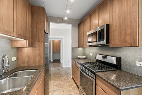 Tiny photo for 515 MAIN Street #802, Evanston, IL 60202 (MLS # 12598656)