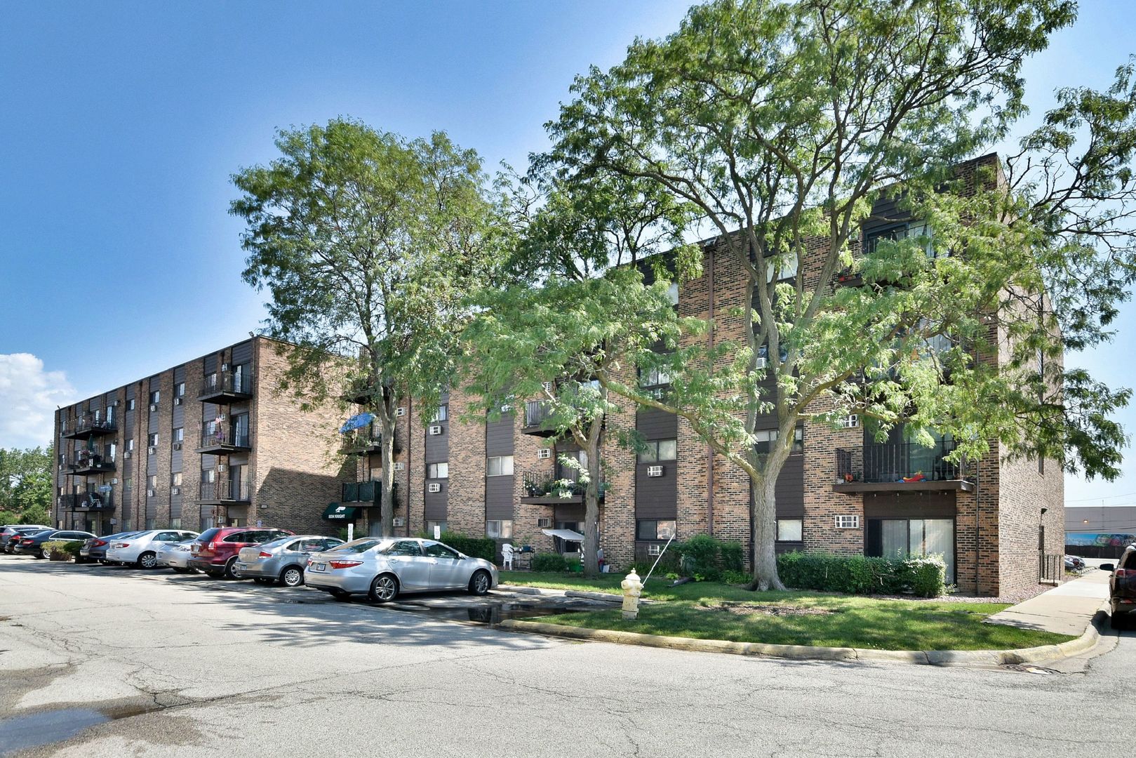 View Des Plaines, IL 60016 condo