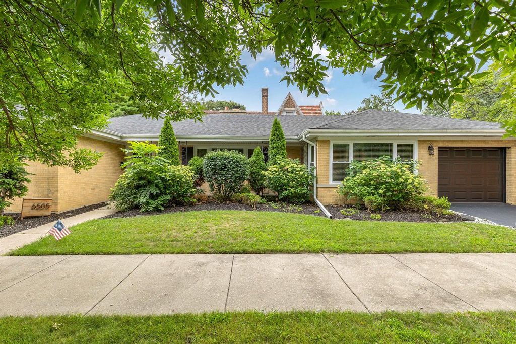 Photo for 6505 N Ponchartrain Boulevard, Chicago, IL 60646 (MLS # 12460143)