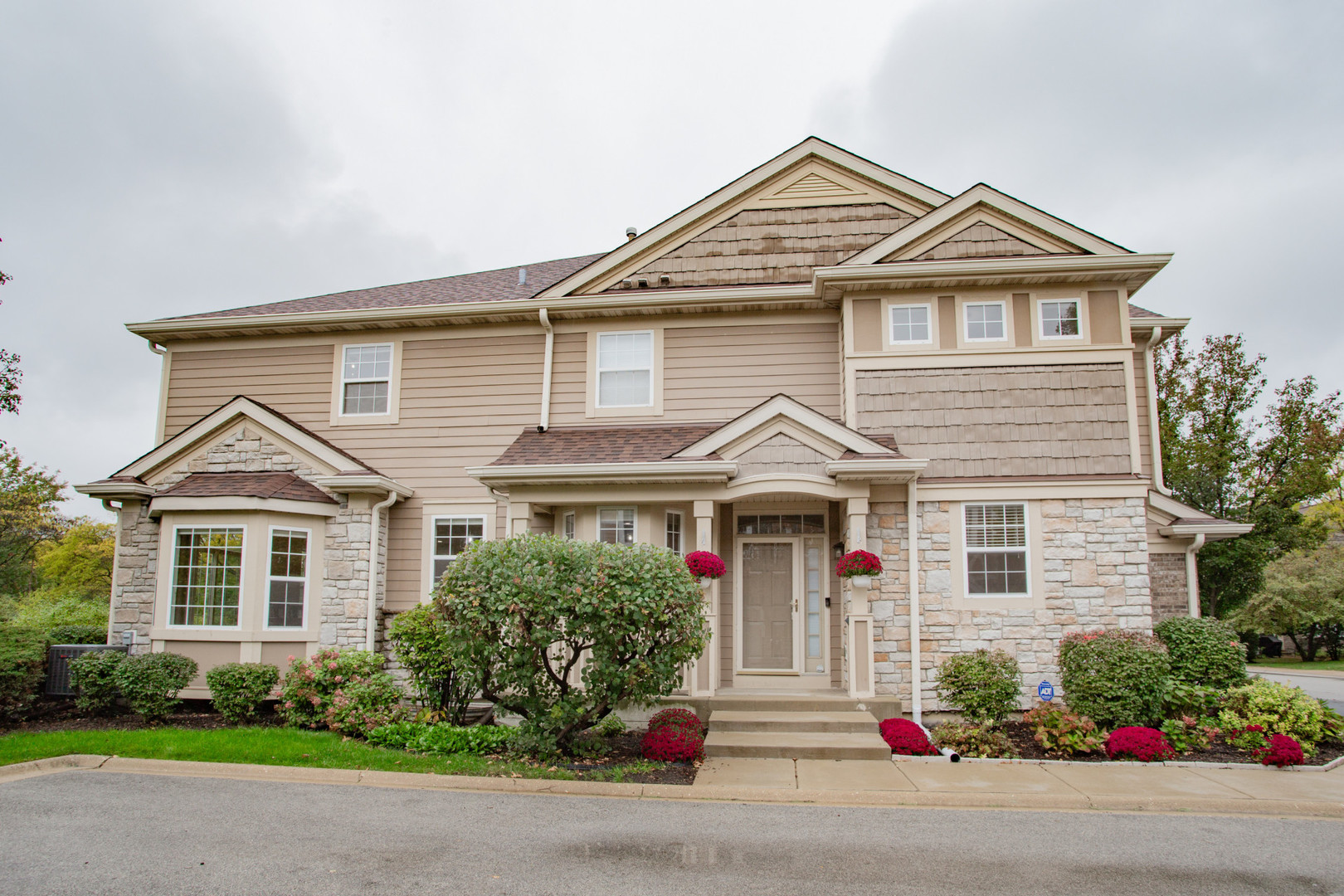 Glenview, Illinois 60025, United States, 2 Bedrooms Bedrooms, ,3 BathroomsBathrooms,Residential,Active,229751