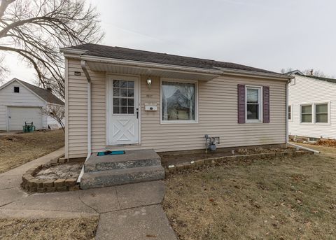 Photo of 1517 W 38th Street, Davenport, IA 52806 (MLS # 12570971)