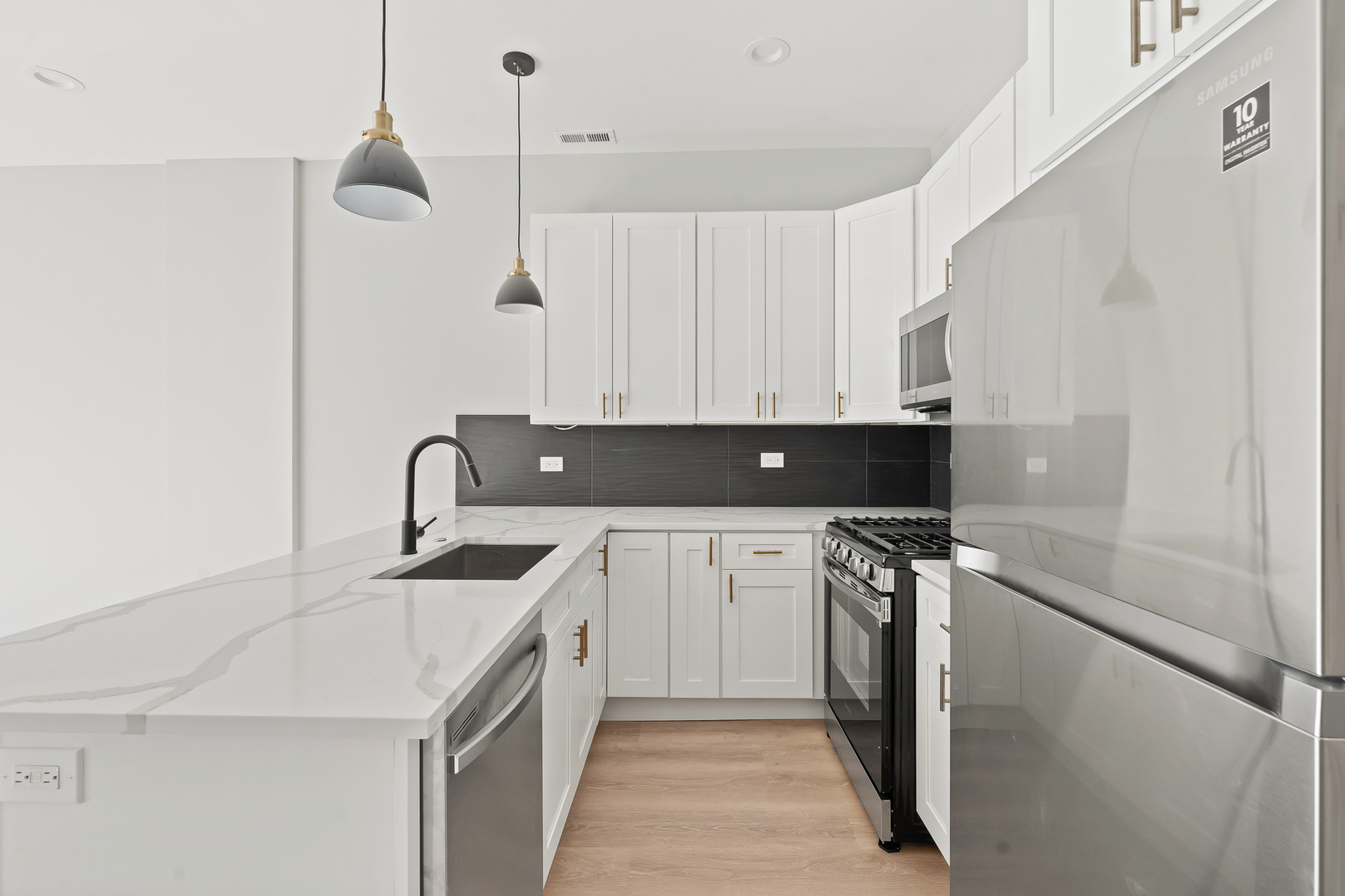 2540 W Cortez Street 1F