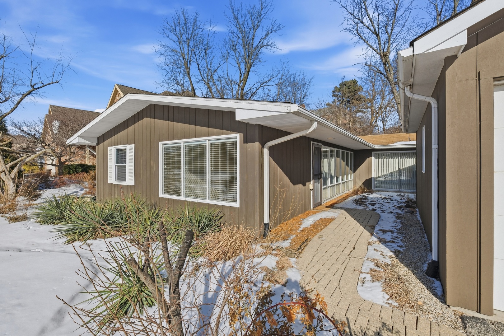 5611 S Quincy Street S