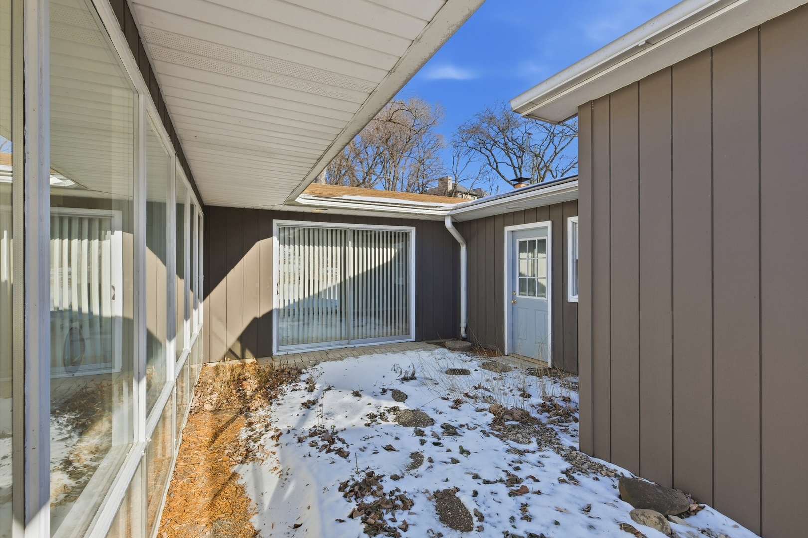 5611 S Quincy Street S