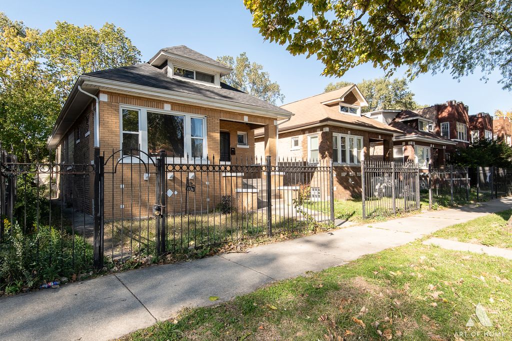 Photo for 8136 S Manistee Avenue, Chicago, IL 60617 (MLS # 12508576)