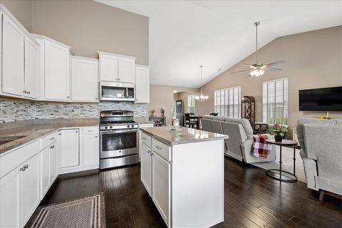 Tiny photo for 605 N Falls Circle, Pingree Grove, IL 60140 (MLS # 12662378)