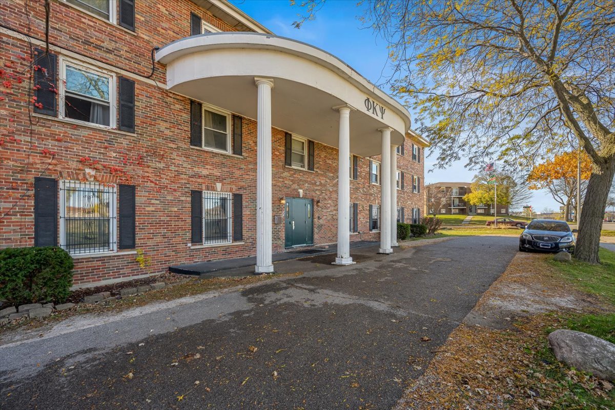 1020 W Hillcrest Drive