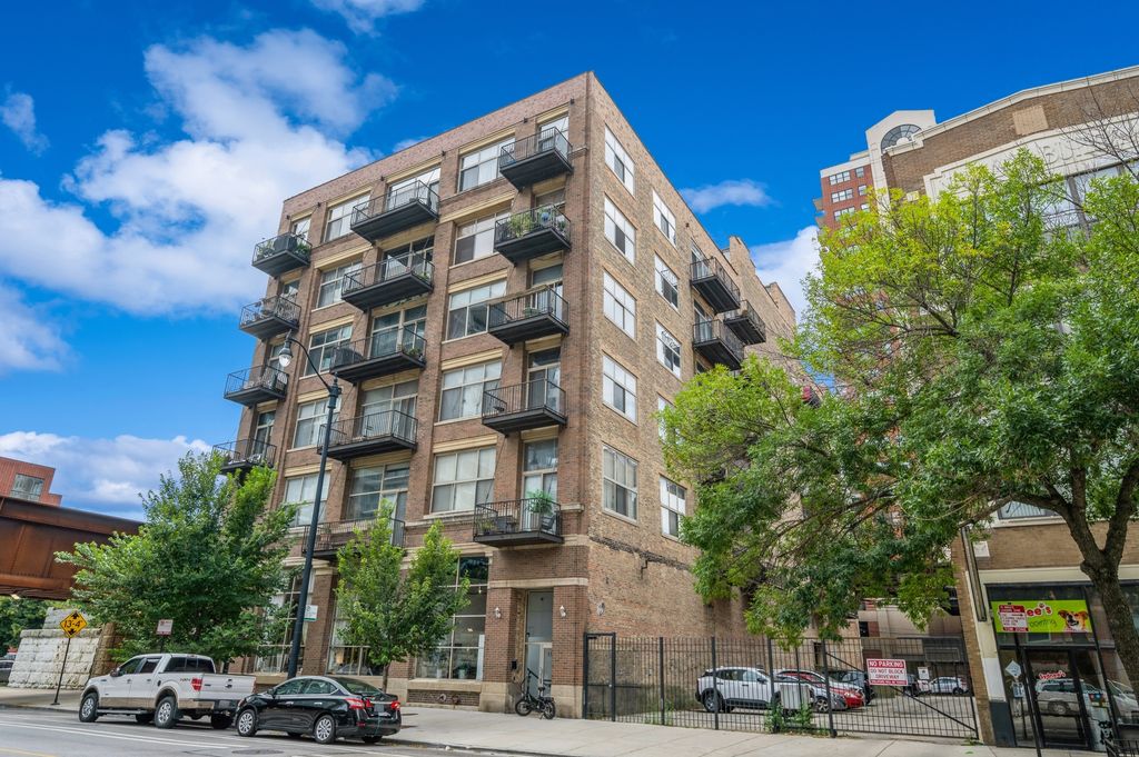 Photo for 1528 S Wabash Avenue #405, Chicago, IL 60605 (MLS # 12438411)